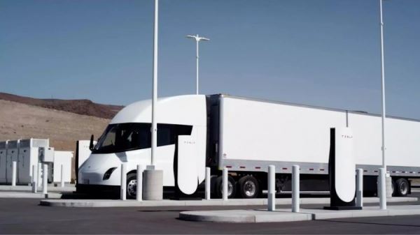 Илон Маск подчеркнул, что грузовик Tesla Semi будет проезжать 800 км без подзарядки с нагрузкой