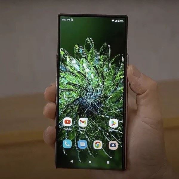 Motorola на Tech World 2022 показала рабочий концепт смартфона со сворачивающейся OLED-матрицей