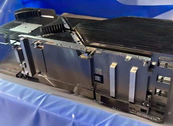 Появились фото массивного 4-слотового кулера для невыпущенной видеокарты GeForce RTX 40