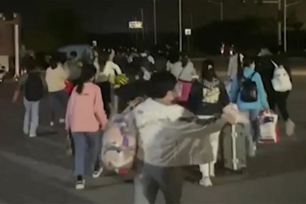Сотрудники Foxconn в Чжэнчжоу в попытке избежать карантина преодолевали пешком десятки километров