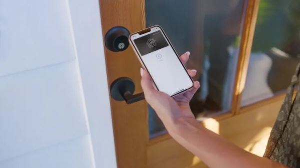 В американских магазинах Apple начали продаваться дверные замки, которые можно отпирать при помощи iPhone или Watch
